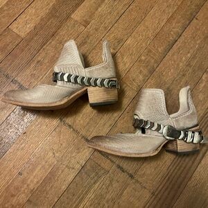 Freebird women’s size 9 blade tan booties discontinued style super cute!